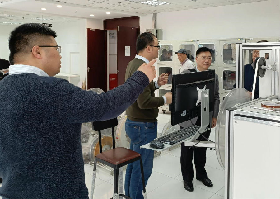 公司总裁朱佳敏向专家组介绍高温超导带材性能及检测情况